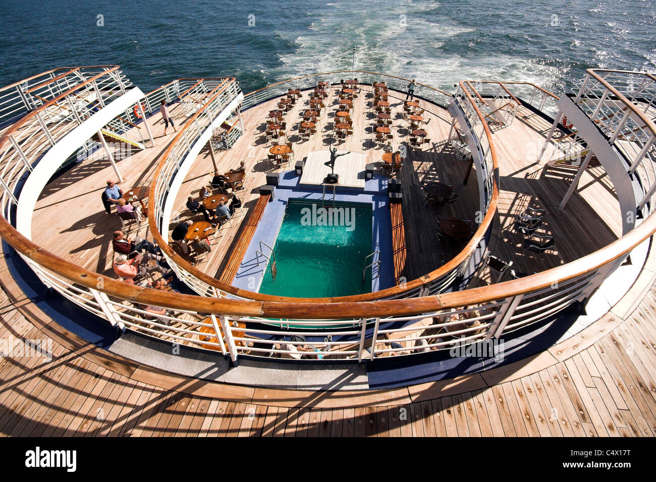 Pool und Lido Deck eines Kreuzfahrtschiffes im Sonnenschein Stockfoto