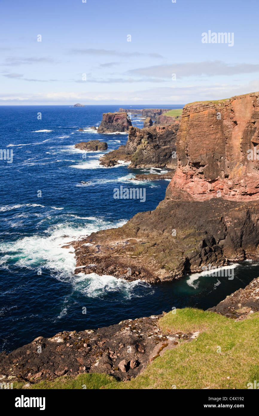 Blick auf Klippen auf zerklüftete Küste an Westküste am Kopf des Stanshi, Eshaness, Shetland Islands, Schottland, UK, Großbritannien. Stockfoto