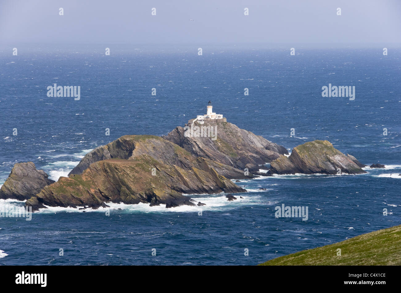 Unst, Shetland Islands, Schottland, Großbritannien. Muckle Flugga Felsinseln und nördlichste Leuchtturm in Großbritannien anzeigen Stockfoto