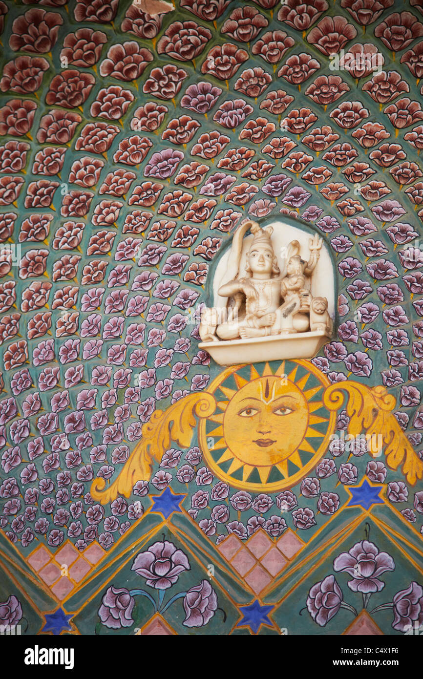 Detail am Rosenbogen in Pitam Niwas Chowk, Stadtschloss, Jaipur, Rajasthan, Indien Stockfoto