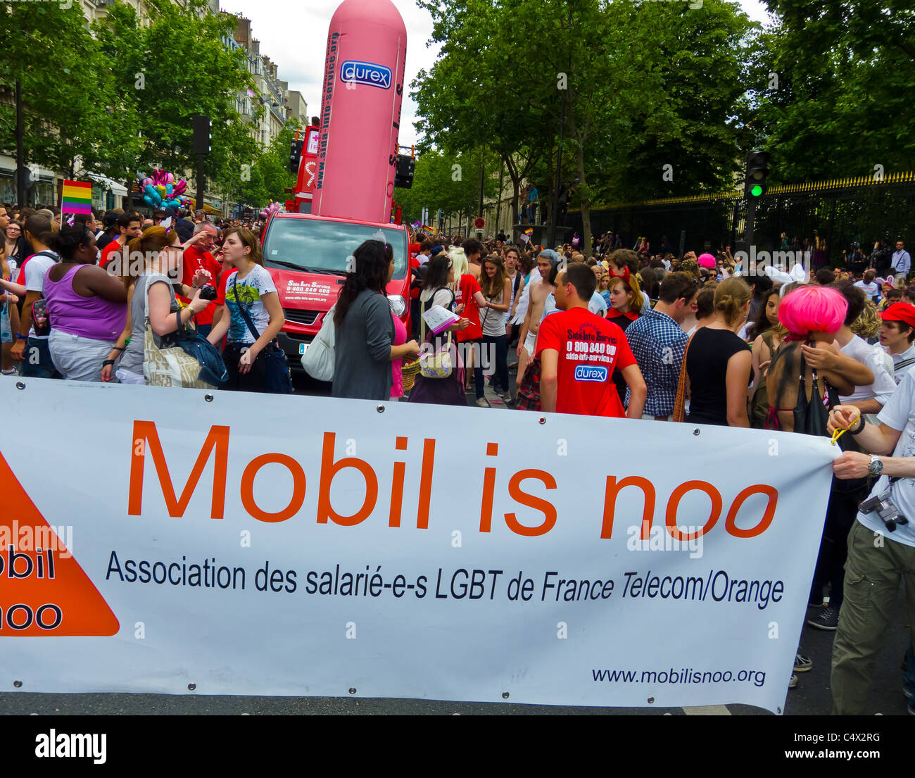 Paris, Frankreich, kommerzielle Sponsoren, „Orange Telecom“ Corporation, Banner bei der Gay Pride, lgbt-märz-Banner, Pride march Stockfoto