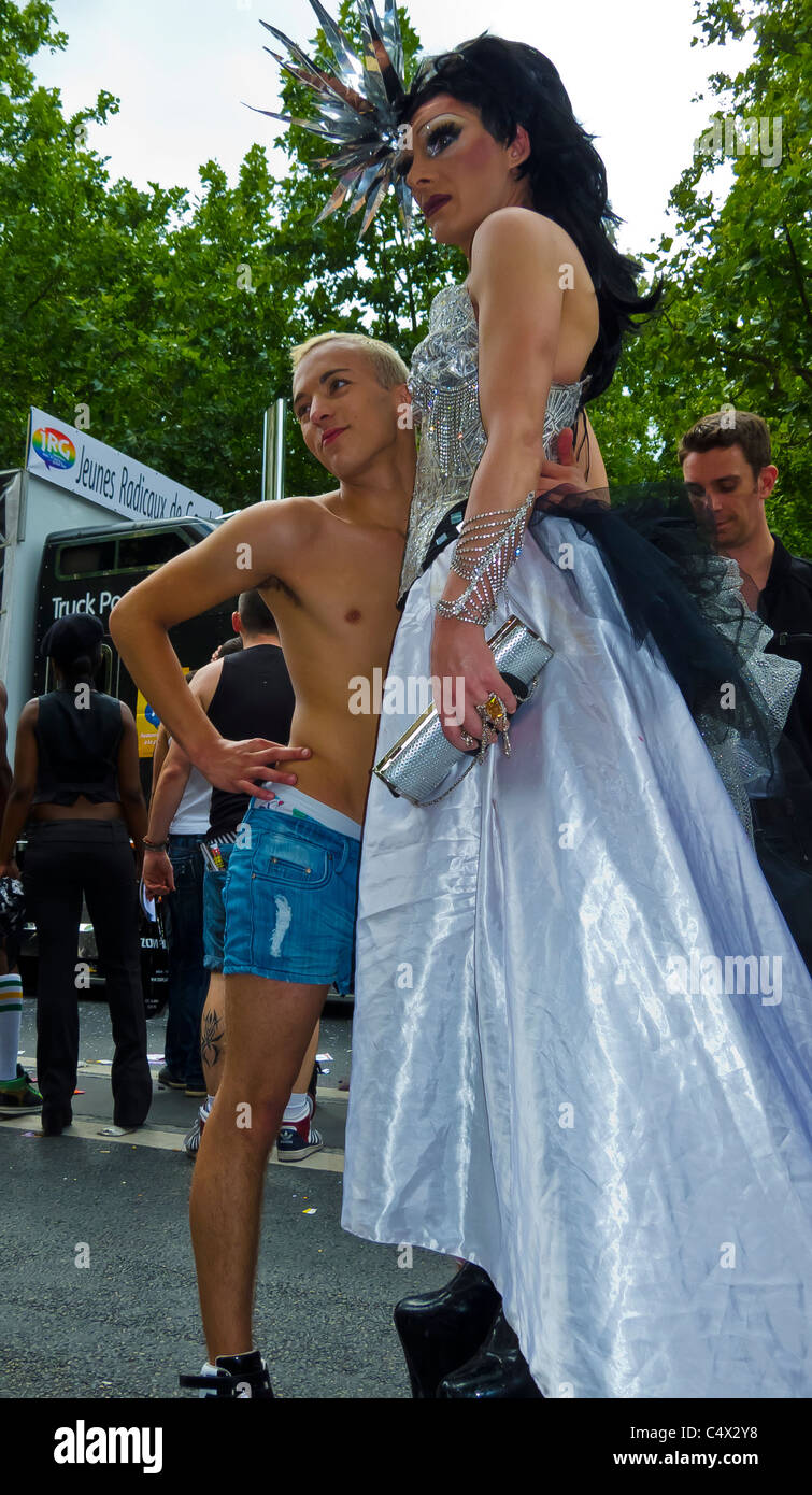 Paris, Frankreich, Transvestit in Hochzeit Kleid posiert für Fotos mit männlichen Teenager bei der Gay Pride, LGTB-März Stockfoto