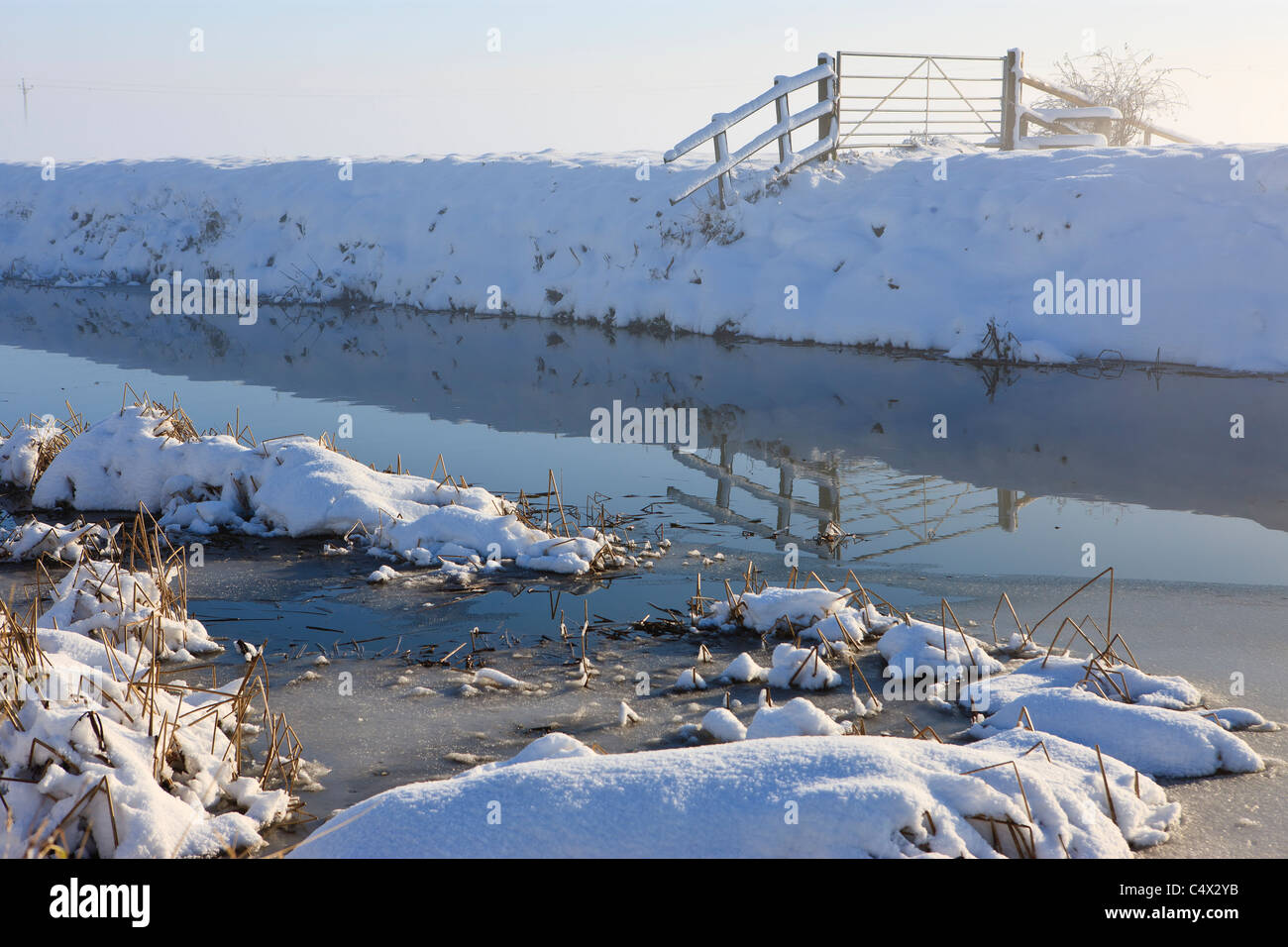 Starker Schneefall am Fluss Brue Stockfoto