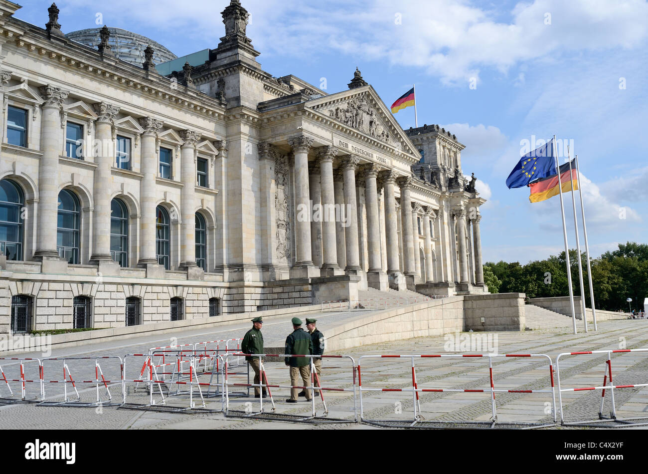 Gesicherte Reichstag in Berlin (Bundestag) nach Terrordrohung gegen Deutschland. Drei Polizisten vor. Stockfoto