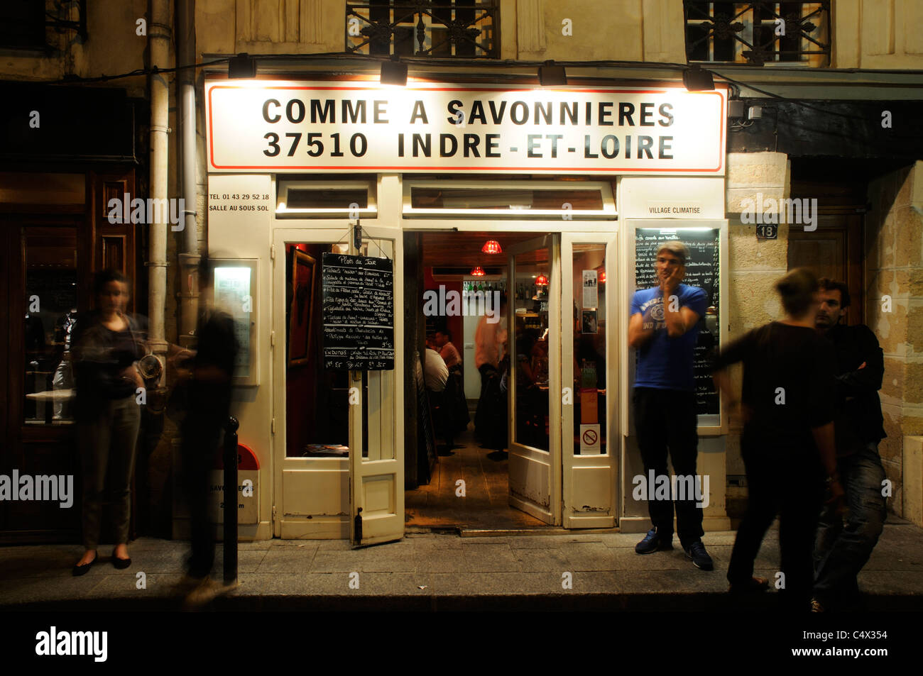 Die engen Gassen von St. Germain in Paris bei Nacht Stockfoto