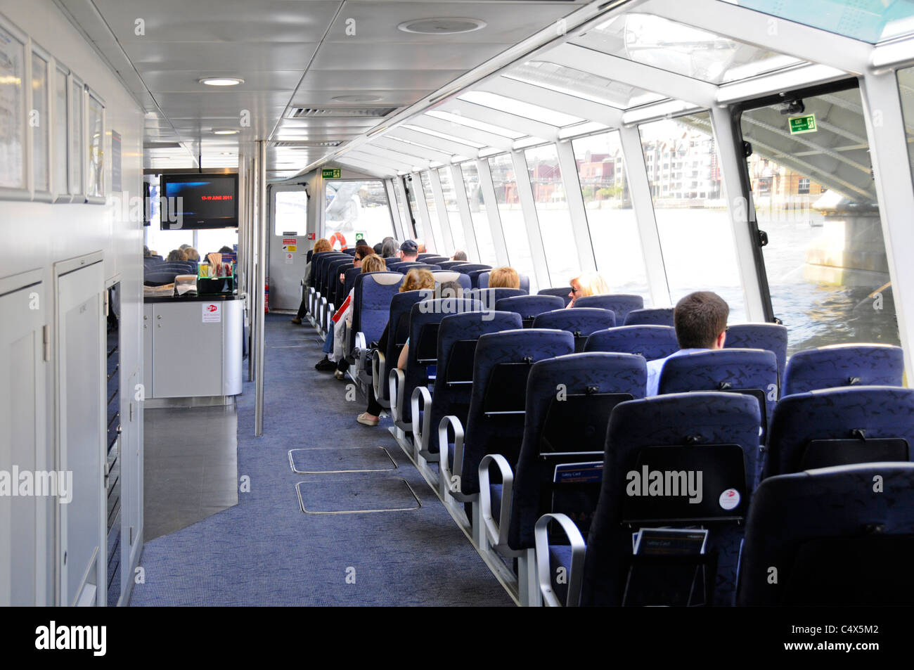 Innenraum Beifahrersitz Thames Clipper Fluss Bus Öffentliche Verkehrsmittel Boot Service für Pendler und Touristen Sightseeing auf der Themse London England Großbritannien Stockfoto