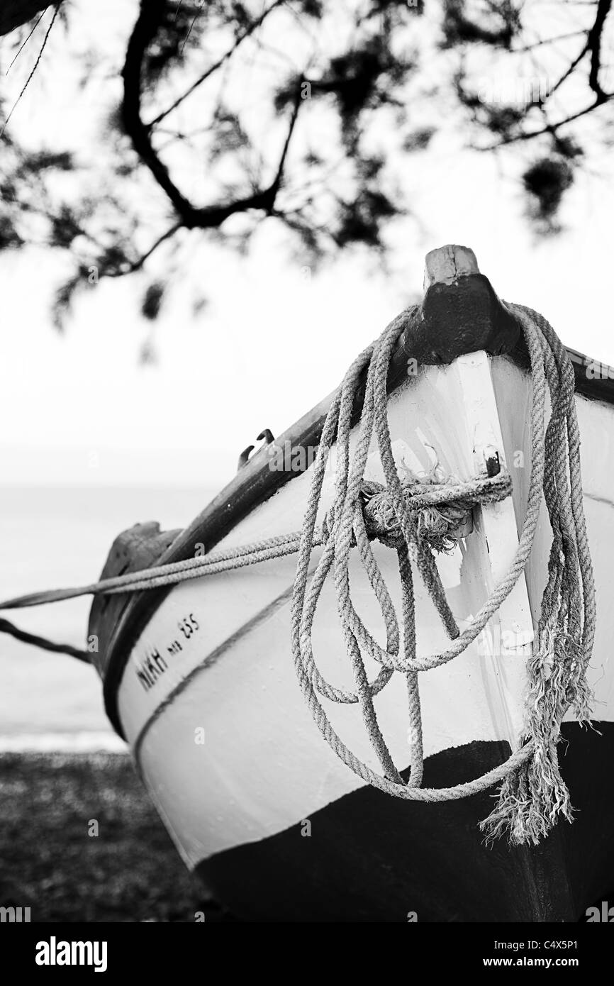 alte traditionelle griechische hölzernen Fischerboot unter einem Baum Stockfoto