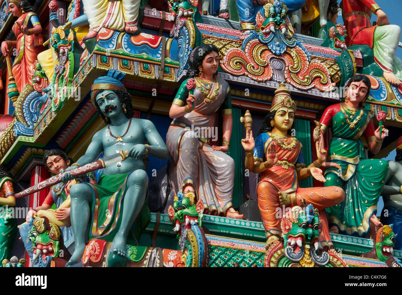 Farbenfrohe Skulpturen auf der Sri Srinivasa Perumal Tempel Singapur Stockfoto