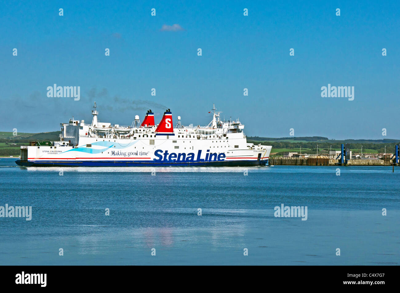 Stena Line Auto und Personenfähre Stena Caledonia nähert sich der RoRo-terminal in Stranraer, Schottland Stockfoto