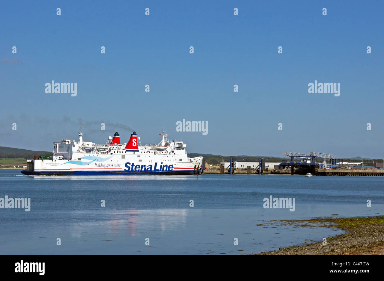Stena Line Auto und Personenfähre Stena Caledonia nähert sich der RoRo-terminal in Stranraer, Schottland Stockfoto