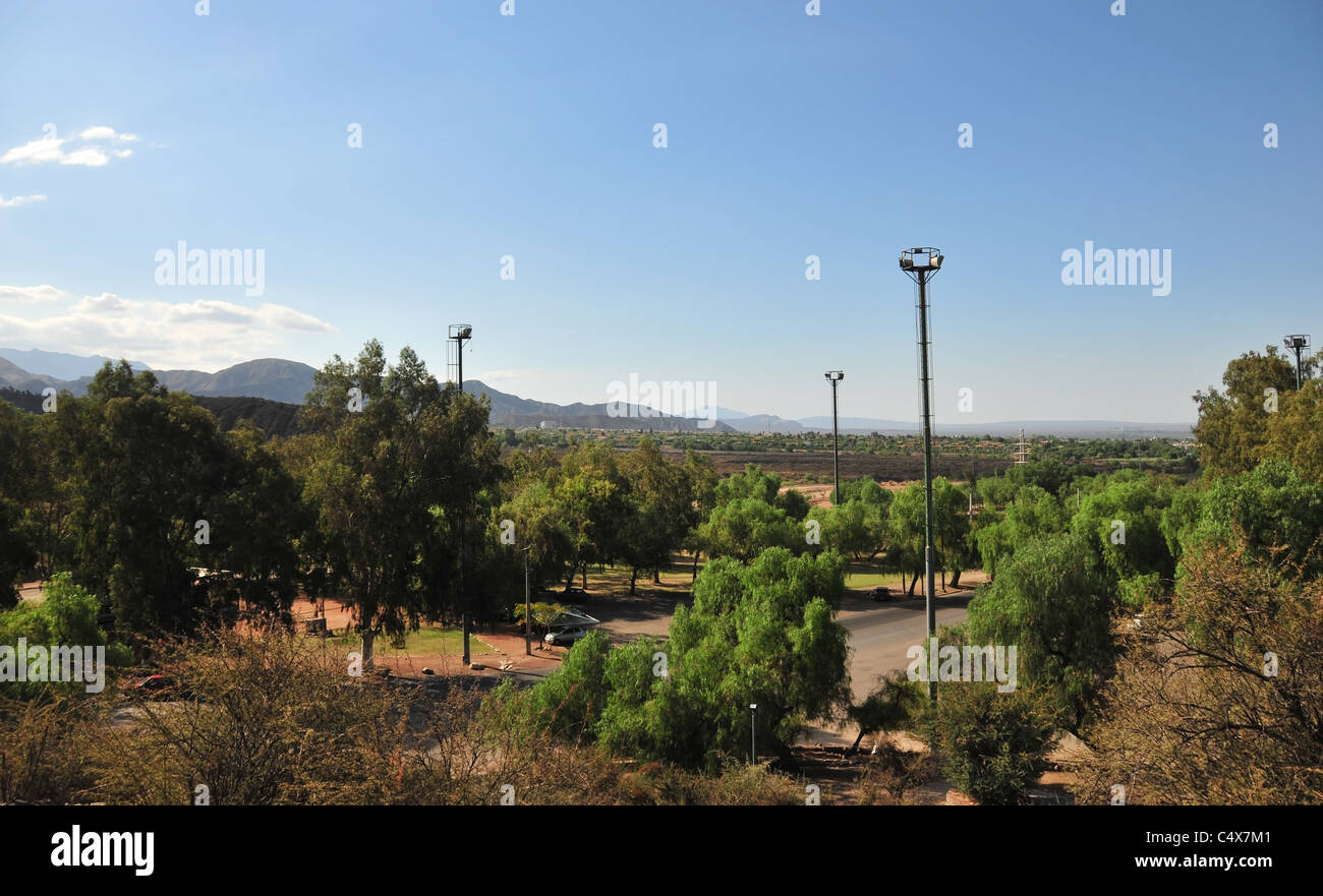 Blauer Himmel-Blick vom Fuß des Cerro Gloria, Parque General San Martin Bäume, Tiefland Landschaft und Anden, Mendoza, Argentinien Stockfoto