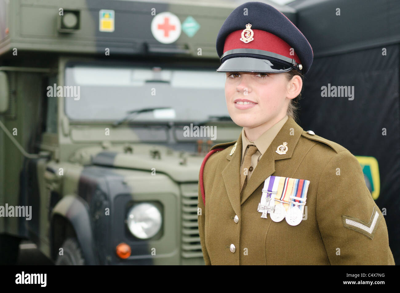 Carrickfergus, Nordirland. 26. Juni 2011 - Lanze-Obergefreites Kylie Watson (24), aus Ballymena, das Military Cross verliehen wurde, nachdem sie sich in "Lebensgefahr" gelegt, einen verwundeten afghanischen Soldaten während des Dienstes mit der Royal Medical Corp zu behandeln Stockfoto