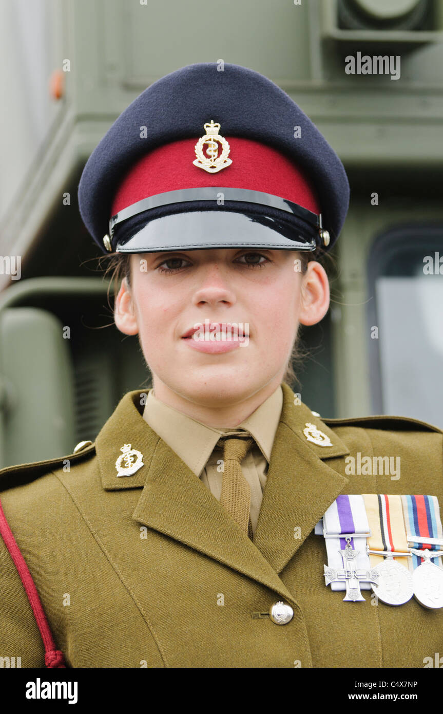 Carrickfergus, Nordirland. 26. Juni 2011 - Lanze-Obergefreites Kylie Watson (24), aus Ballymena, das Military Cross verliehen wurde, nachdem sie sich in "Lebensgefahr" gelegt, einen verwundeten afghanischen Soldaten während des Dienstes mit der Royal Medical Corp zu behandeln Stockfoto