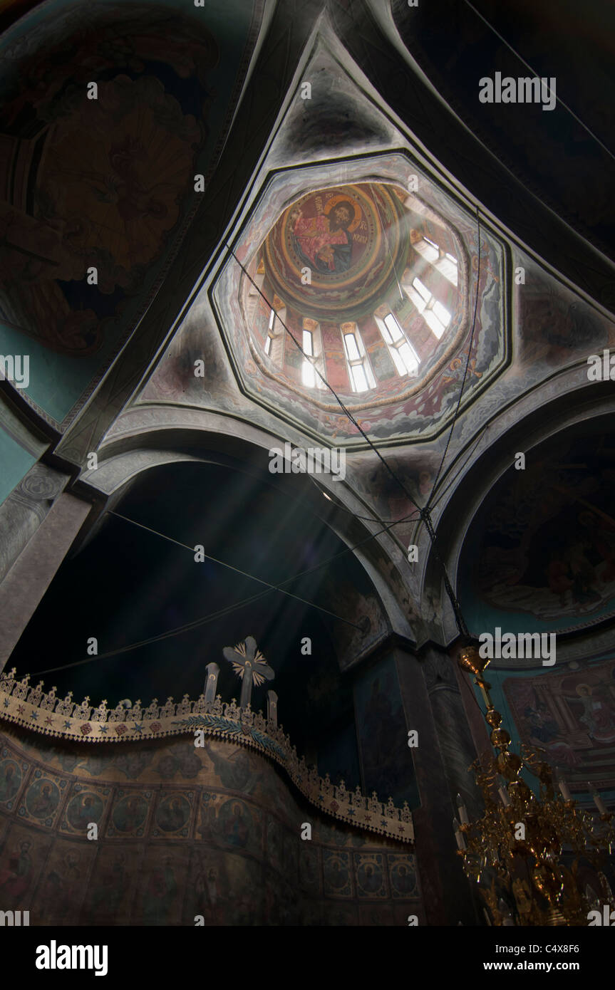 Christliche orthodoxe Kirchenraum mit Lichtstrahl in Rumänien, Brebu Stockfoto