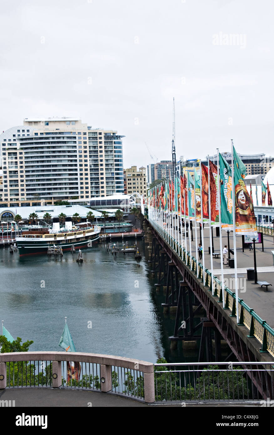 Pyrmont Bridge über Cockle Bay in Darling Harbour mit FlagsSydney New South Wales Australien Stockfoto