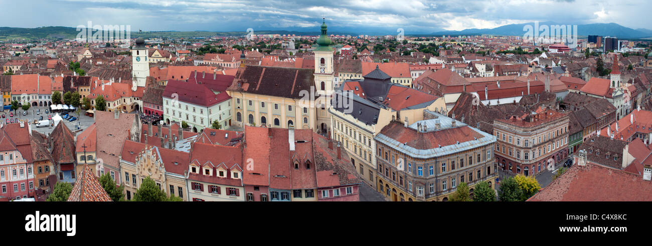 Panorama der Altstadt Sibiu in Siebenbürgen Rumänien: Rat kleiner Platz, katholische Kirche, Turm und anderen alten Gebäuden Stockfoto