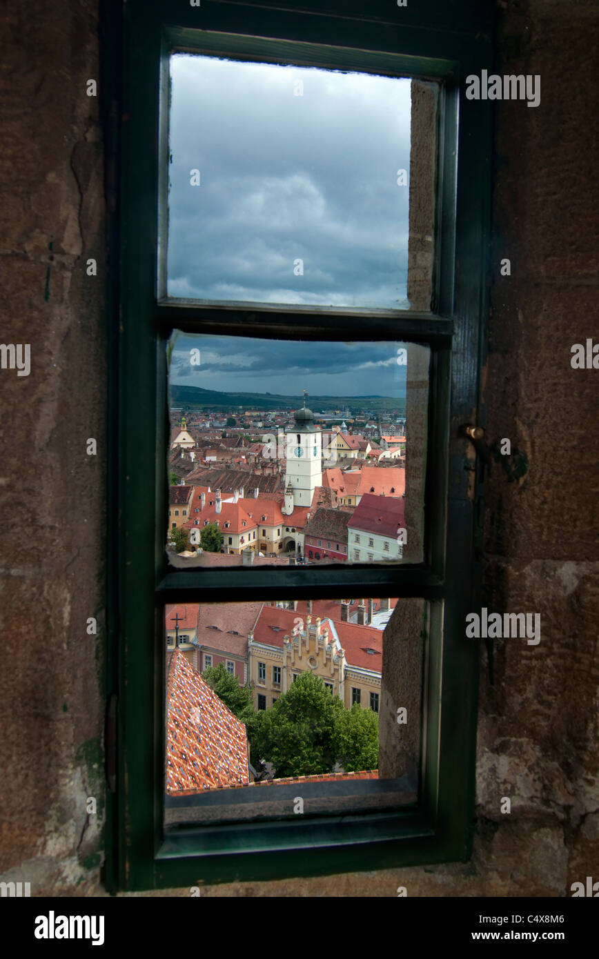 Sibiu, Siebenbürgen, Rumänien, Turm in Altstadtblick durch Fenster der lutherische Kathedrale, höchste Gebäude in der Stadt Stockfoto