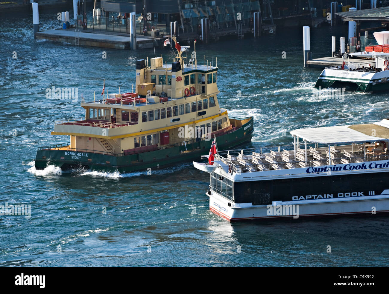 Fähren kommen und gehen auf regelmäßige Termine vom Circular Quay Sydney Harbour, Aussengemeinden NSW Australia Stockfoto