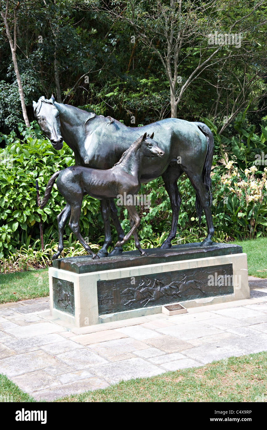 Die schöne Stute und Fohlen-Bronze-Skulptur von Arthur J le Duc in Rasenfläche am königlichen botanischen Garten Sydney Australien New South Wales Stockfoto