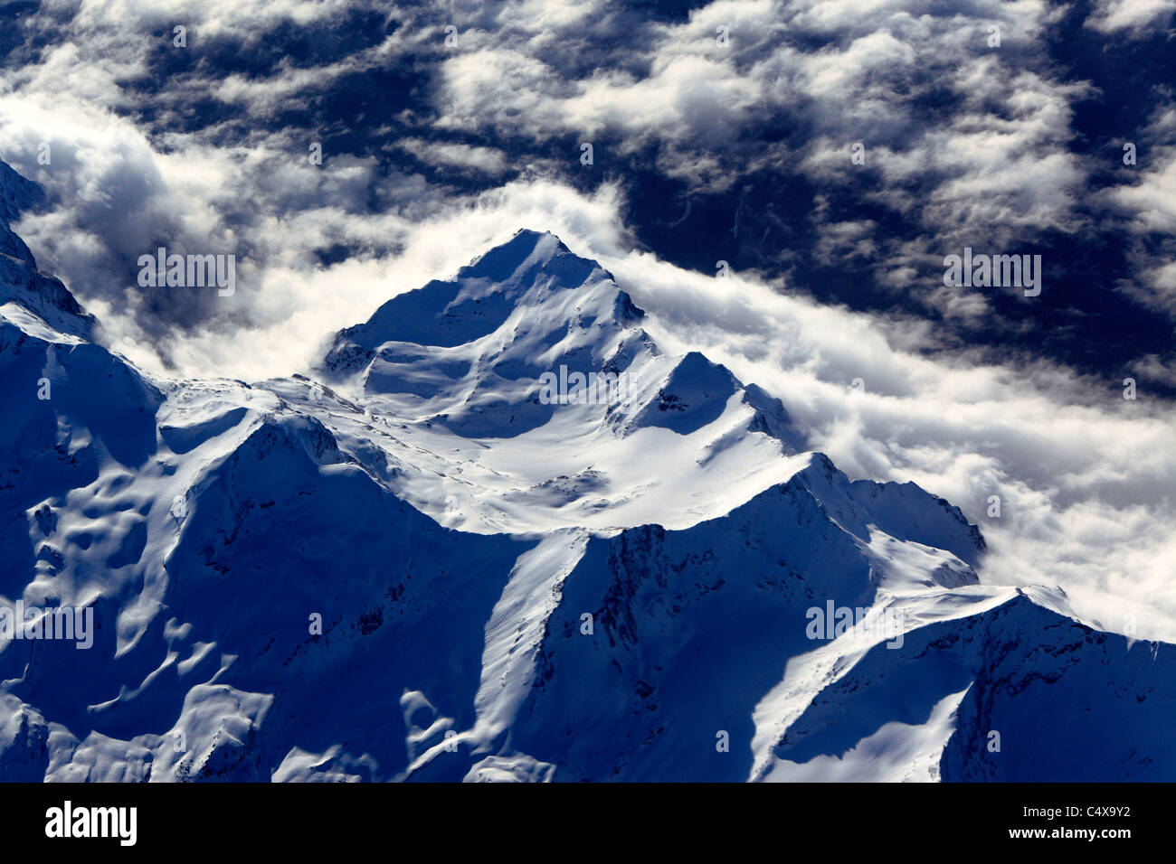 Ansicht der Alpen Berge aus dem Flugzeug Stockfoto