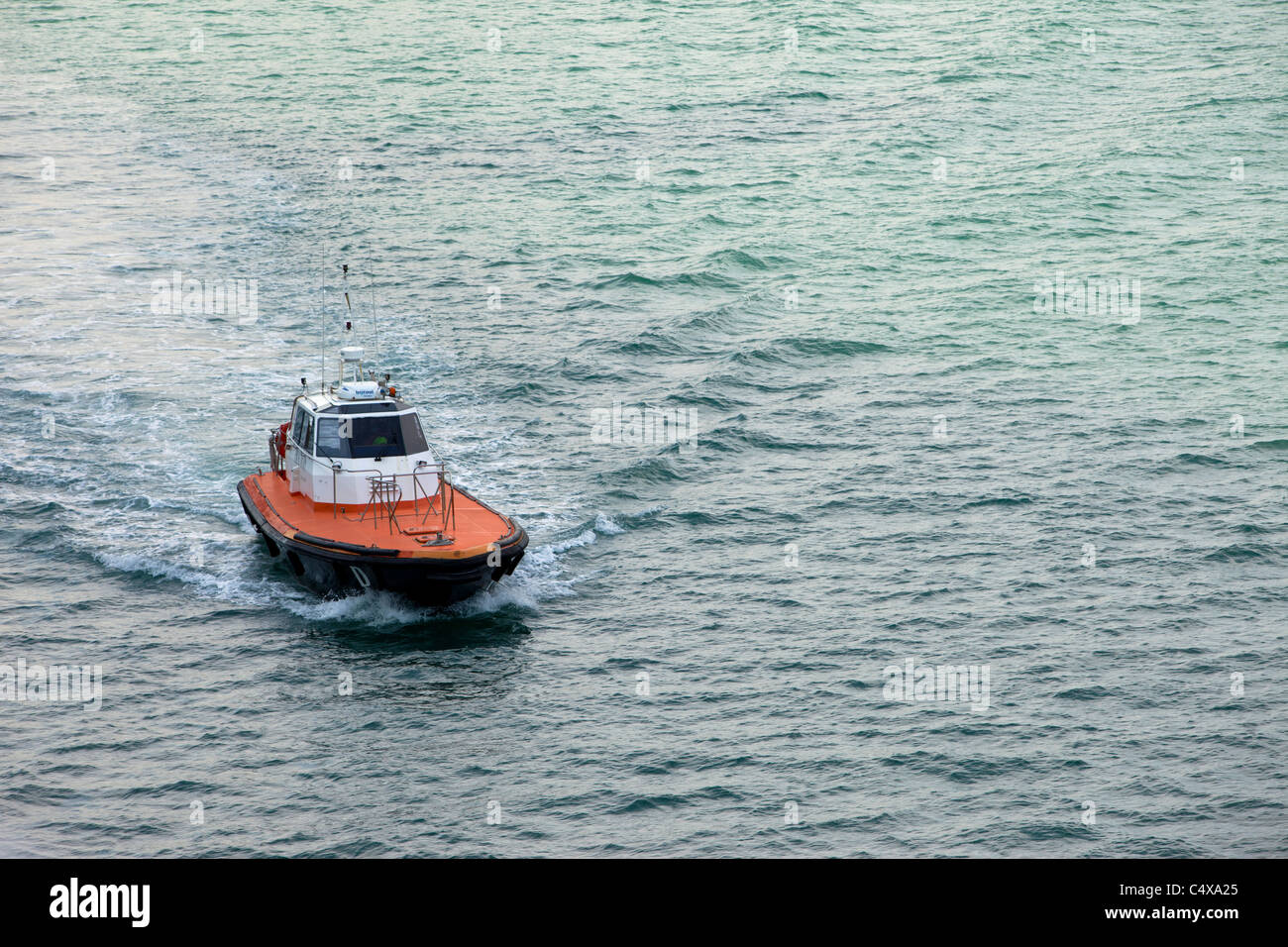 Lotsenboot im Mittelmeer in der Nähe von Barcelona, Spanien.  Es ist ein Kreuzfahrtschiff heraus zum Meer eskortiert. Stockfoto