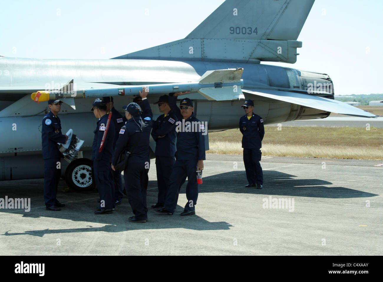 Thai Air Force Personal auf ein offenes Haus am Flughafen Darwin während der Übung Pitch Black Stockfoto