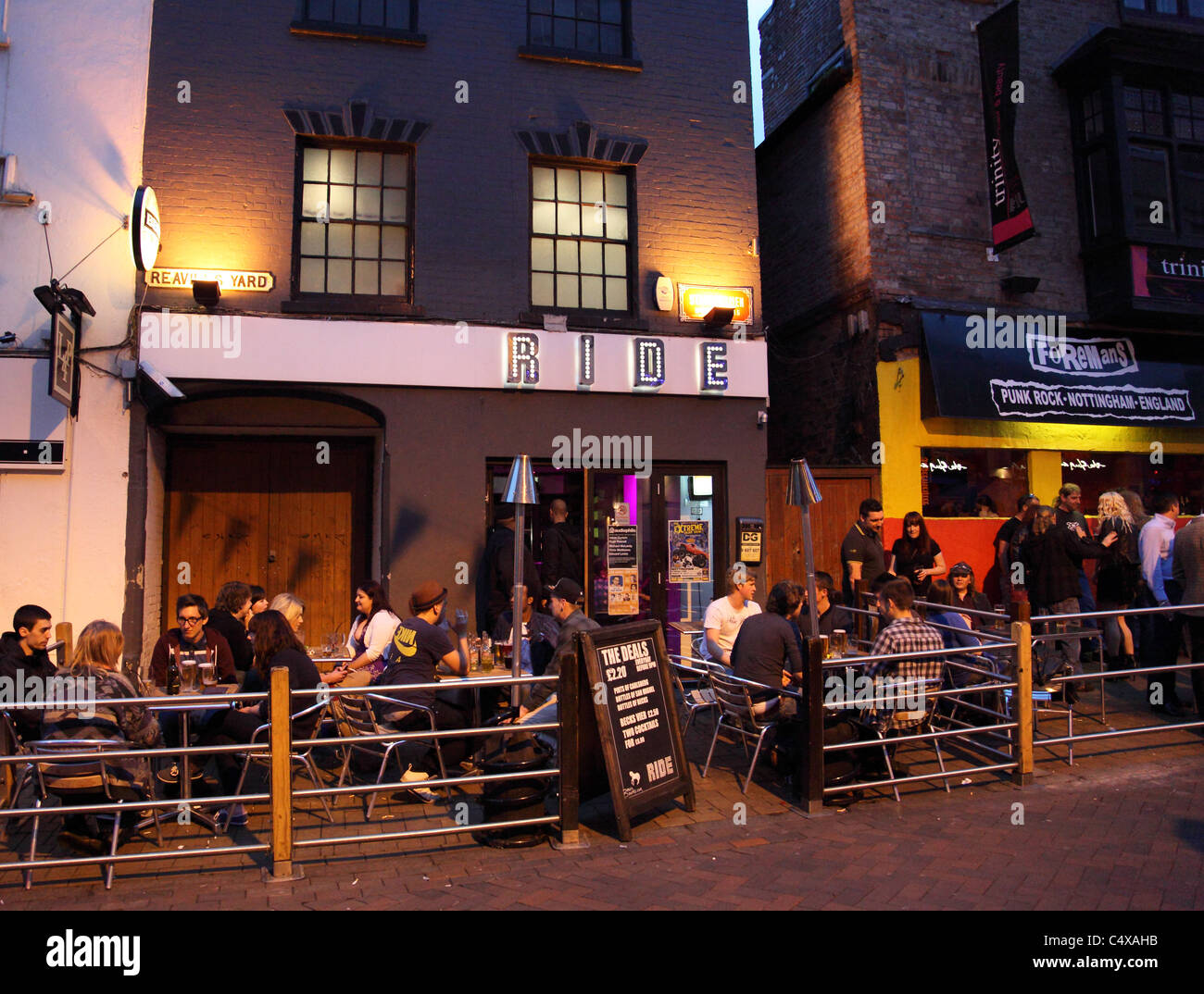 Menschen außerhalb Bars am Samstagabend in Nottingham Stadtzentrum entfernt. Stockfoto