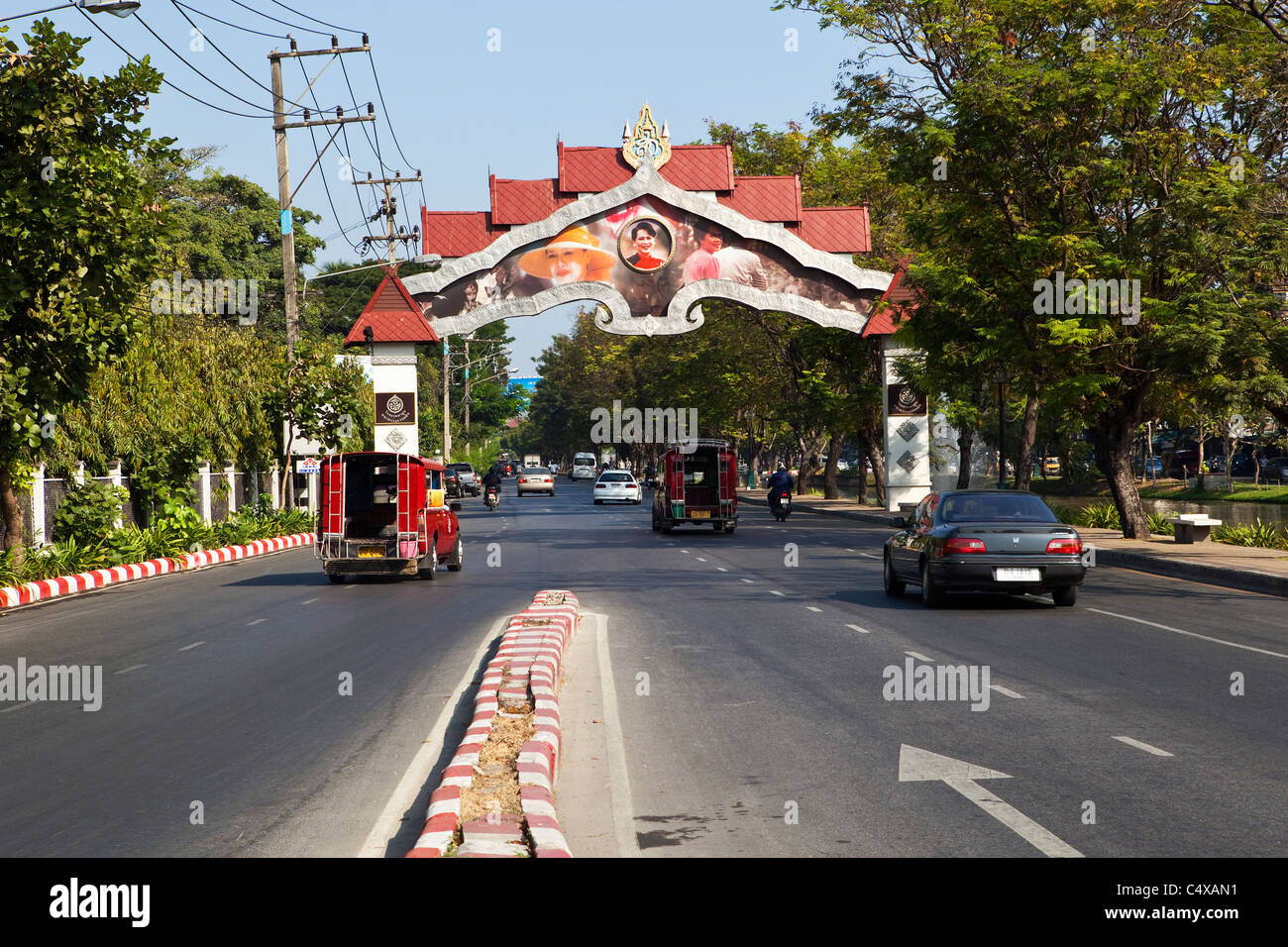 3 spurige Straße in Chiang Mai, Thailand Stockfoto