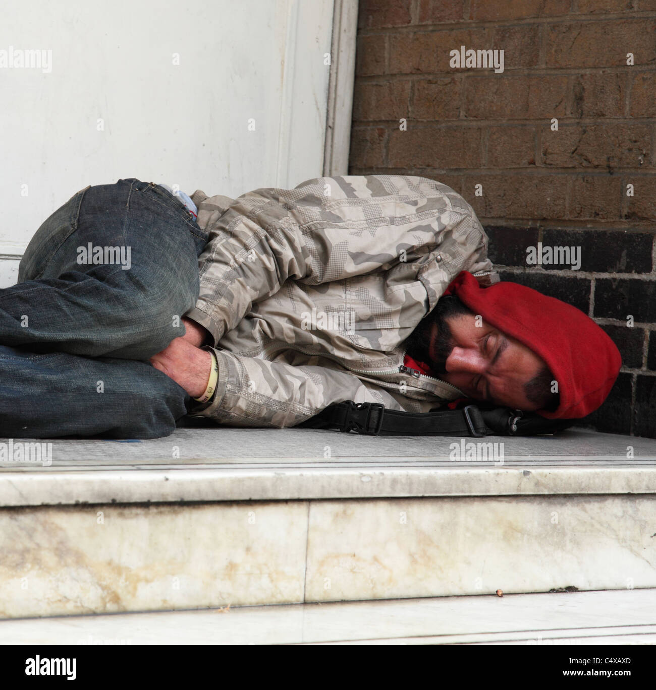 Ein Obdachloser schlafen rau in einem Hauseingang in einer Stadt, U.K. Stockfoto