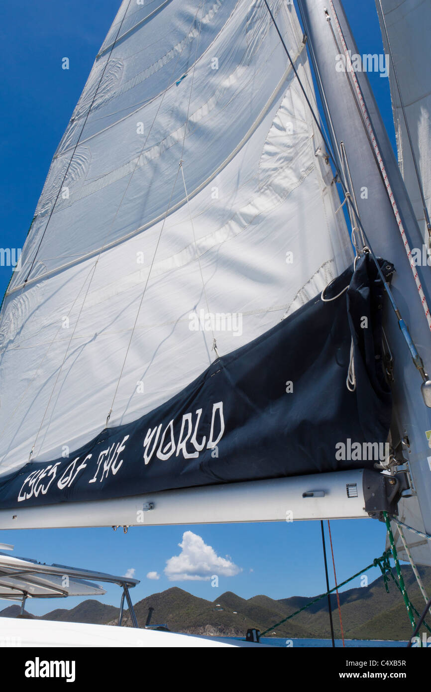 Blick auf Küste unter das Großsegel ein Segelboot segeln in den British Virgin Islands Stockfoto