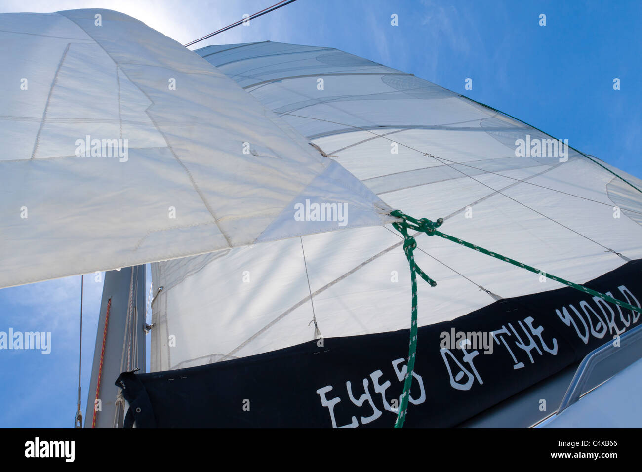 Blickte zu Blatt das Großsegel und Genua eines Segelbootes während Sie Segeln Stockfoto