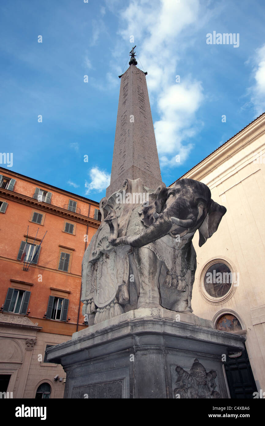 Marmorstatue eines Elefanten von Bernini, Unterstützung ein ägyptischer Obelisk, an der Piazza Della Minerva, Rom angezeigt. Stockfoto