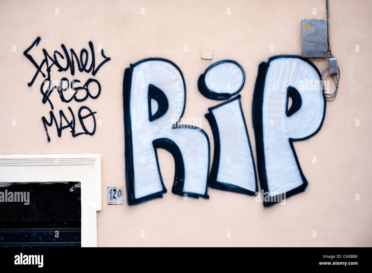 RIP-Graffiti an der Außenwand eines Gebäudes Mauer in Rom, Italien. Stockfoto