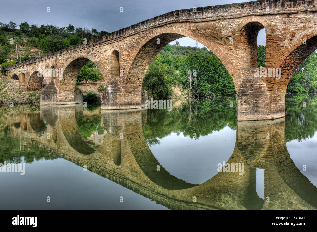 Mittelalterliche Brücke (11. Jahrhundert), Puente La Reina, Navarra, Spanien Stockfoto