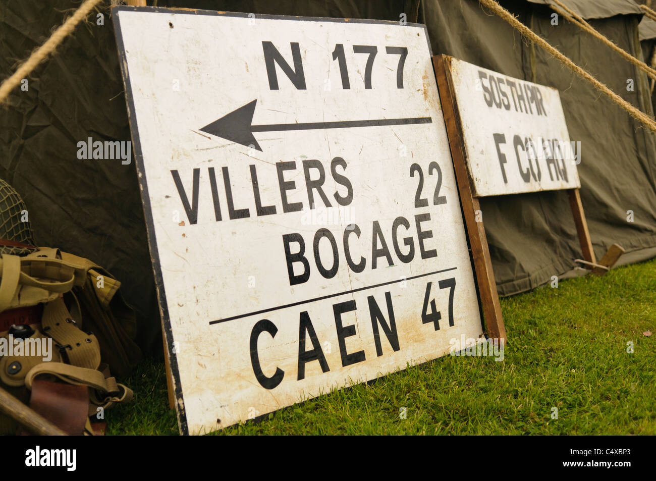 Zeichen aus dem 2. Weltkrieg nach Villers-Bocage und Caen, Frankreich Stockfoto