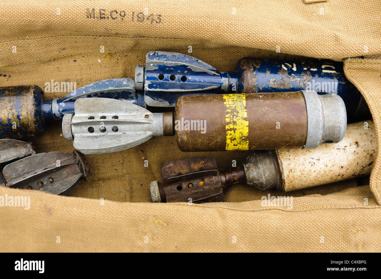 Tasche mit sortierten WW2-Bomben, Granaten und Mörser Stockfoto