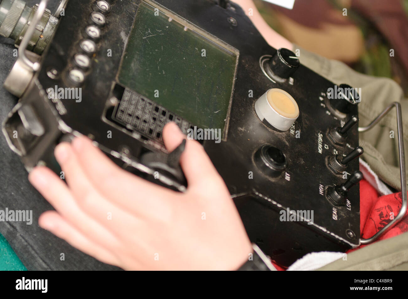 Person, die das Control-Panel für ein Northrop Grumman Schubkarre Bombe Beseitigung Roboter bedient. Stockfoto