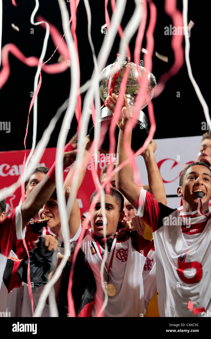 CR Flamengo-Spieler feiern mit den 23. Lion City Cup-Trophäe Stockfoto