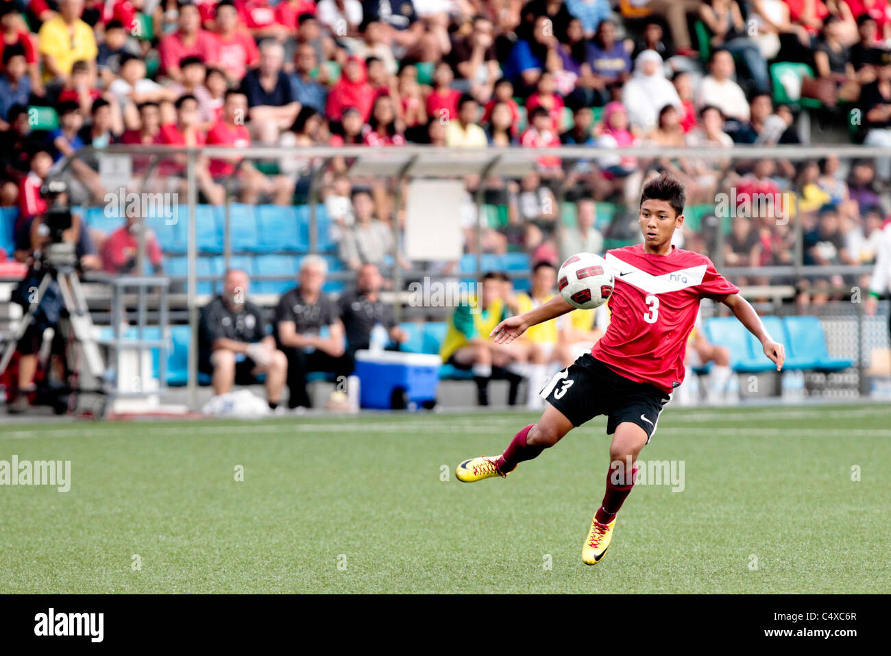 Mahathir Azeman von Singapur U15 in Aktion während des 23. Canon Lion City Cup Stockfoto