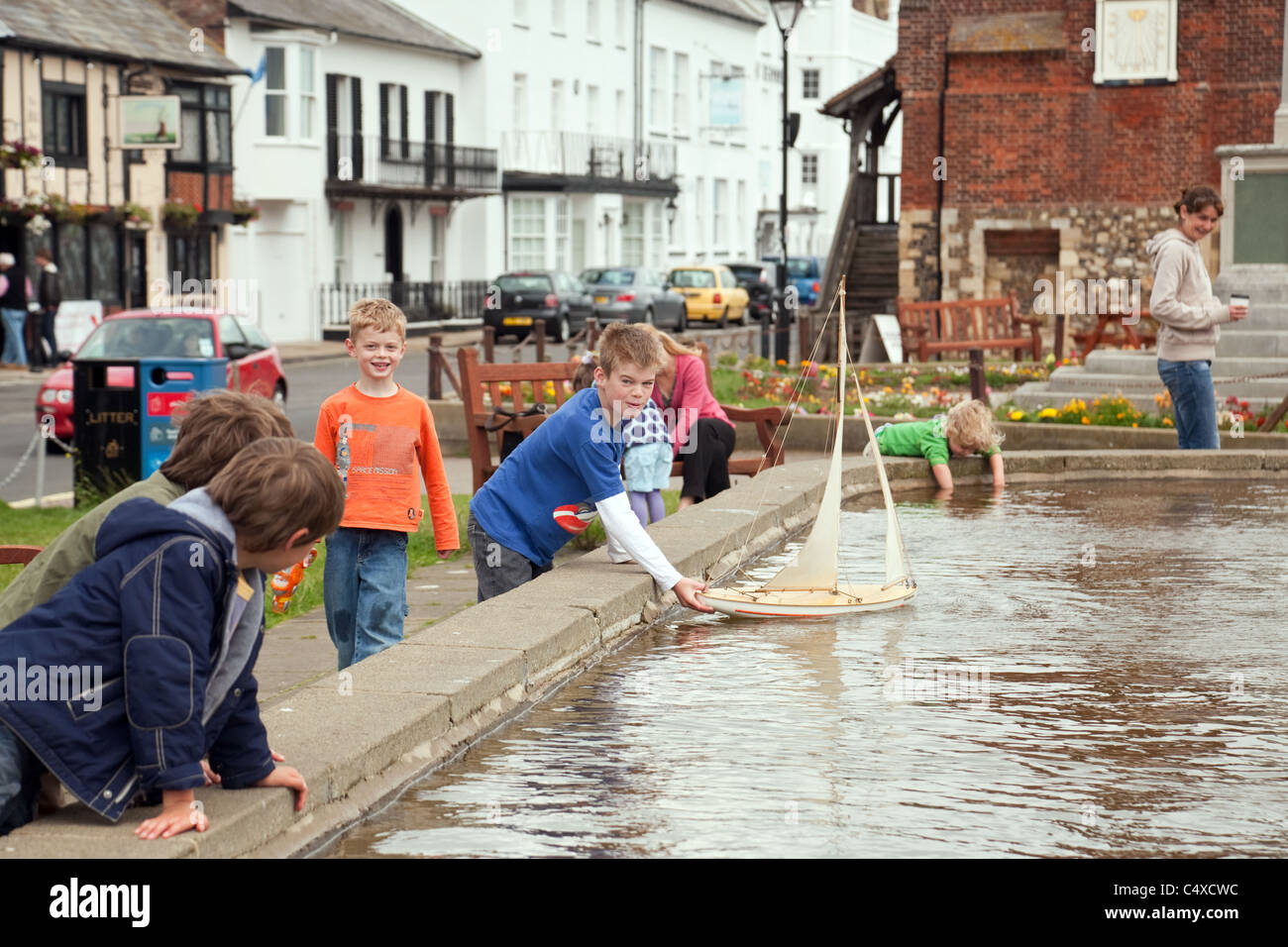 Kinder Segeln Modell Boote auf dem Teich, Aldeburgh, Suffolk UK Stockfoto