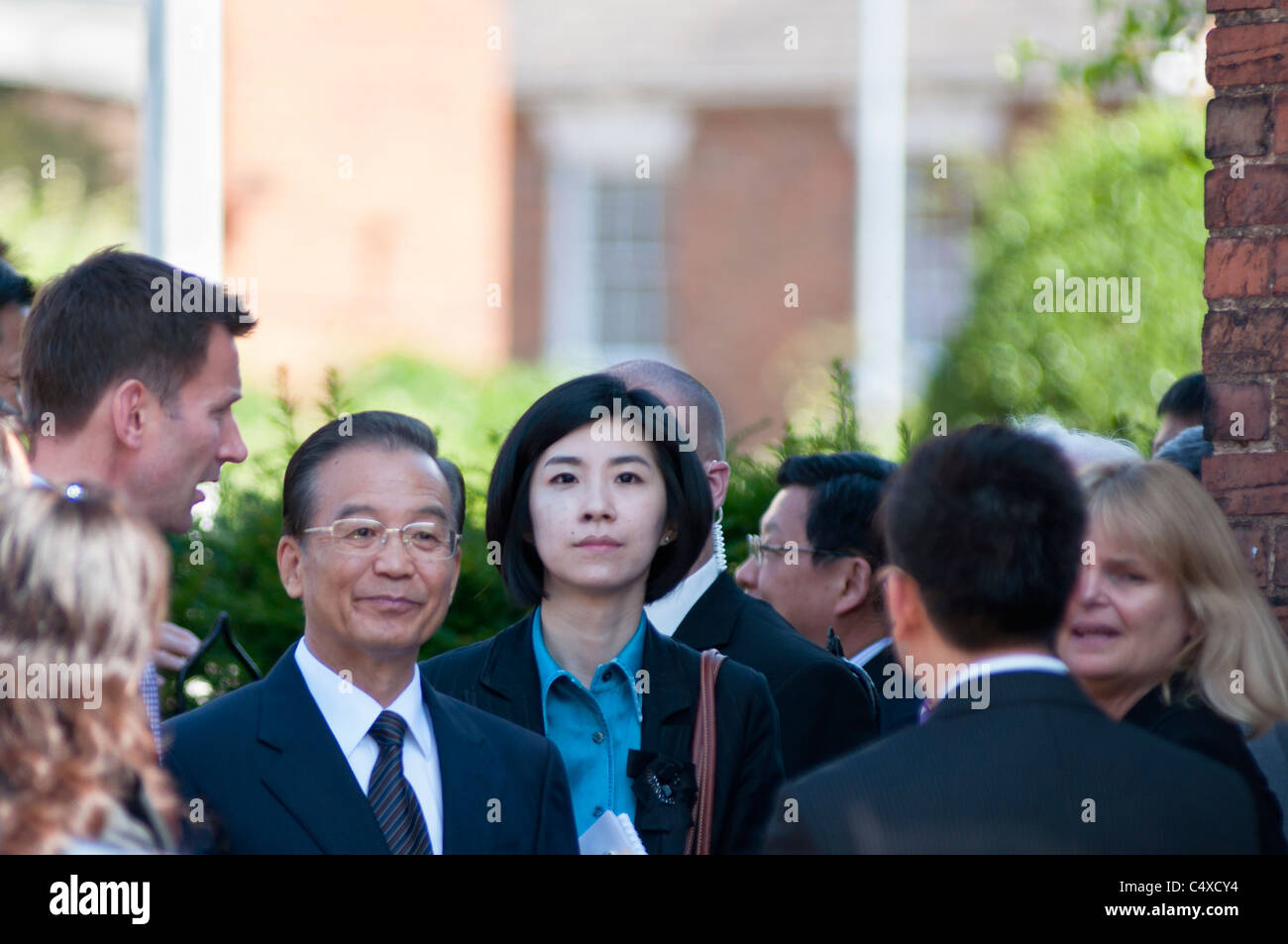 Chinas Premierminister Wen Jiabao und Dolmetscher mit Kultur Generalsekretär Jeremy Hunt Stratford bei Avon, UK 2011 zu besuchen. Stockfoto