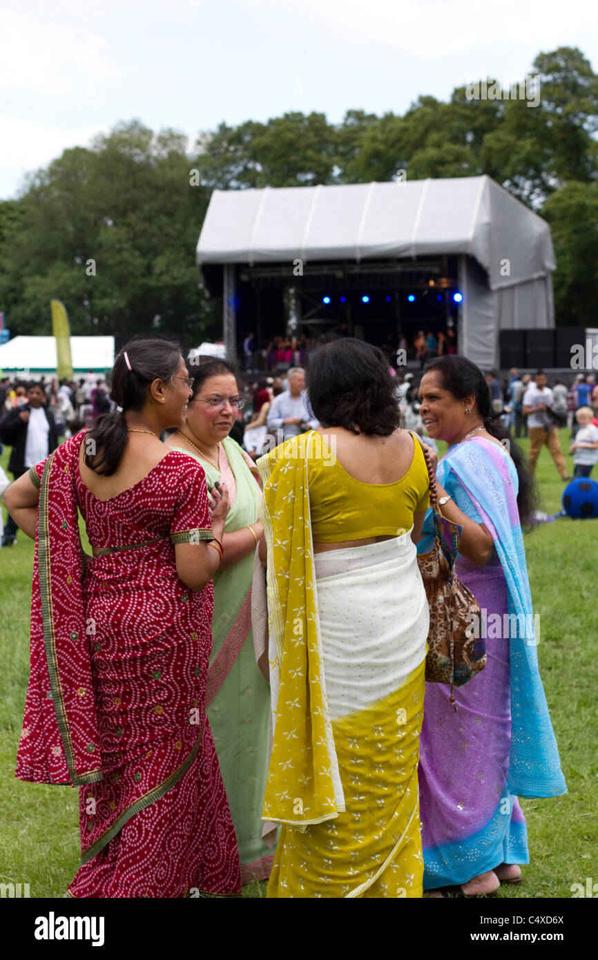 Indische Frauen in traditioneller Kleidung im Preston Mela in Avenham Park   Celebrating südasiatischen Kultur 2011   Lancashire, UK Stockfoto