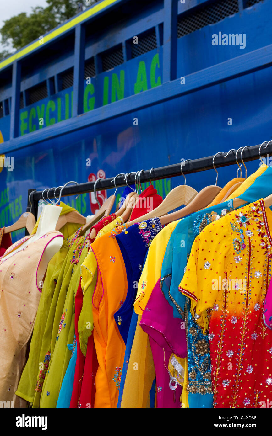 Racks von Kleidung für Verkauf Preston auf der Mela in Avenham Park   Celebrating südasiatischen Kultur, 2011   Lancashire, UK Stockfoto