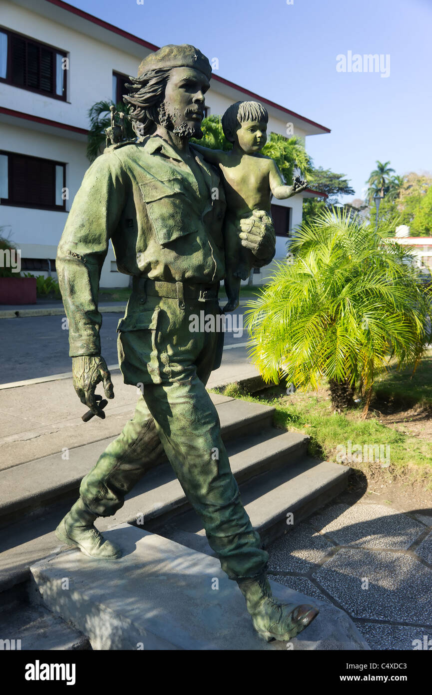 Che Guevara-Statue vor dem Sitz des provinziellen Ausschusses der kommunistischen Partei, Santa Clara, Kuba Stockfoto