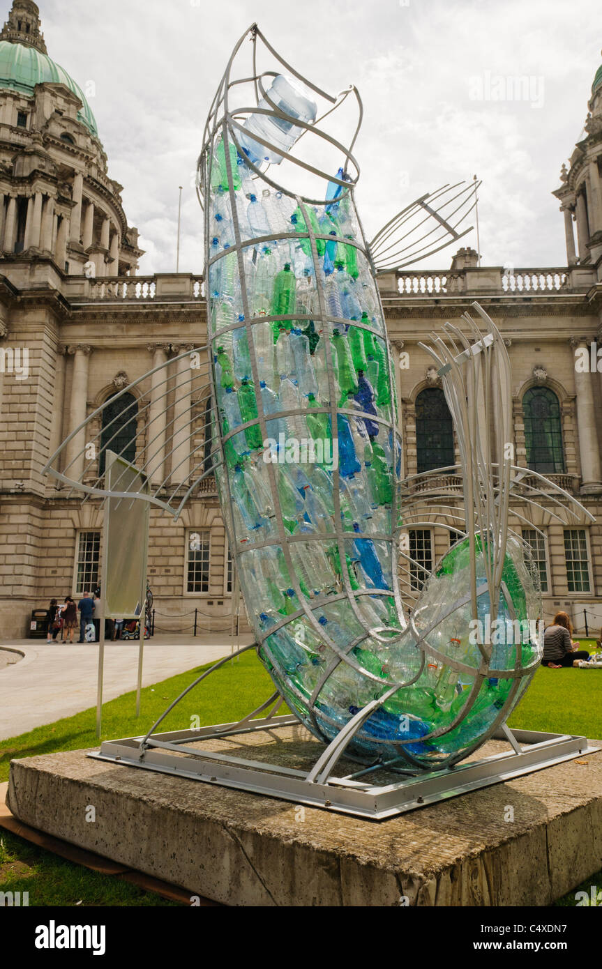 "Fisch aus dem Wasser" Skulptur von leeren Wasserflaschen, als Symbol für recycling Stockfoto