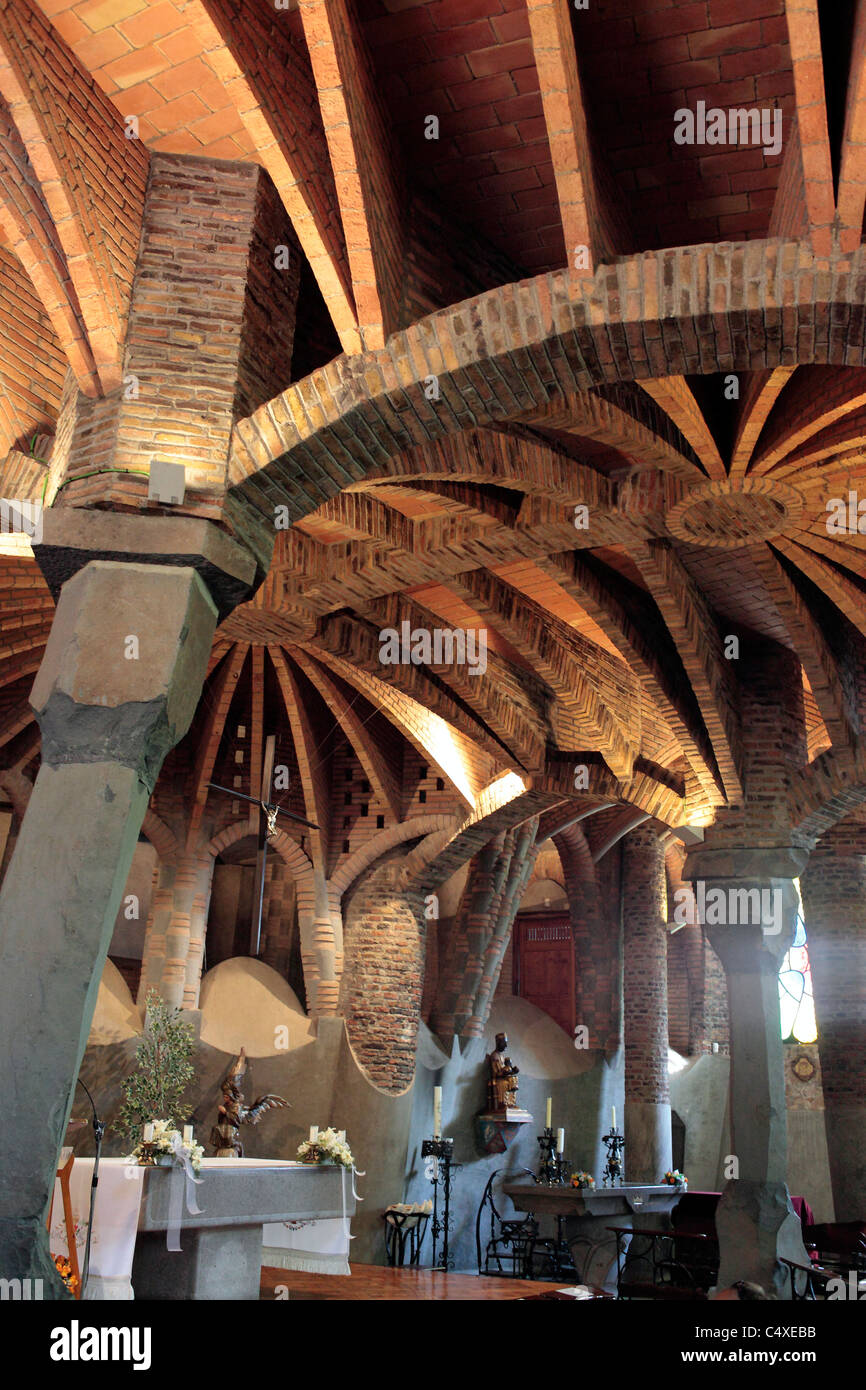 Krypta Colonia Güell von Antoni Gaudi, Barcelona, Katalonien, Spanien Stockfoto