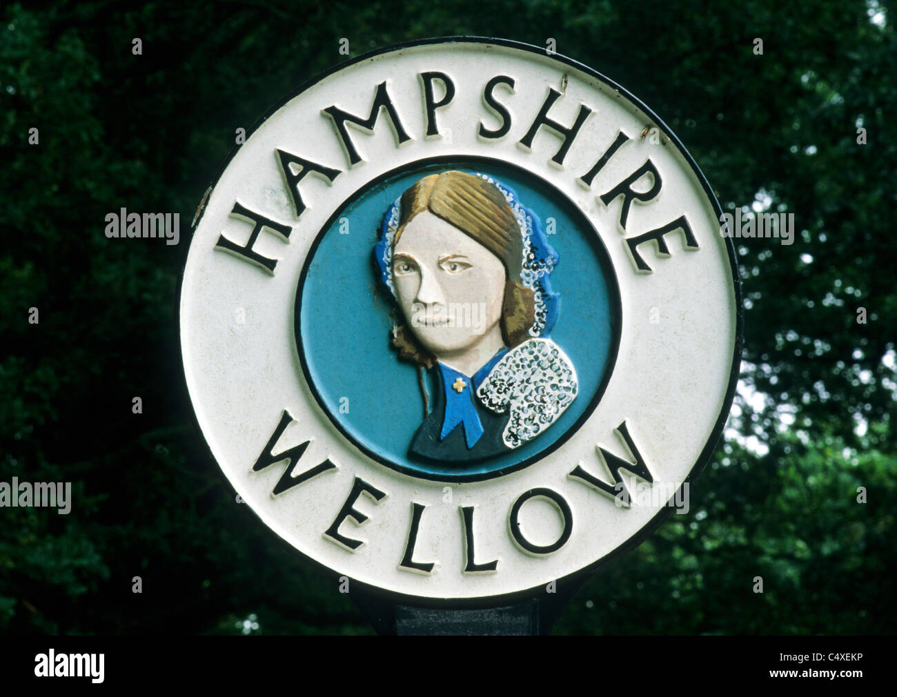 East Wellow, Hampshire, Wegweiser mit Florence Nightingale Portrait, England UK Englisch Zeichen, stellen Porträts Stockfoto