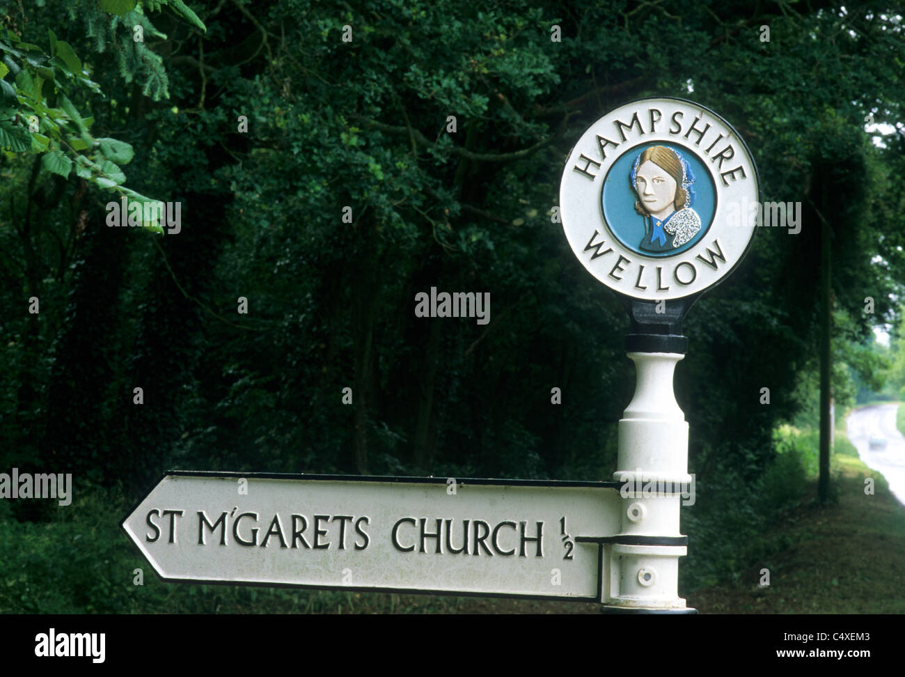 East Wellow, Hampshire, Wegweiser mit Florence Nightingale Portrait, England UK Englisch Zeichen, stellen Porträts Stockfoto