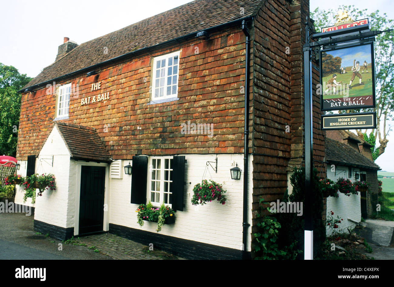 Hambledon, Hampshire, der Schläger und Ball Pub, unterschreibt Inn Zeichen Kneipen Fullers Brauerei Broadhalfpenny Down England UK Englisch Pensionen Stockfoto