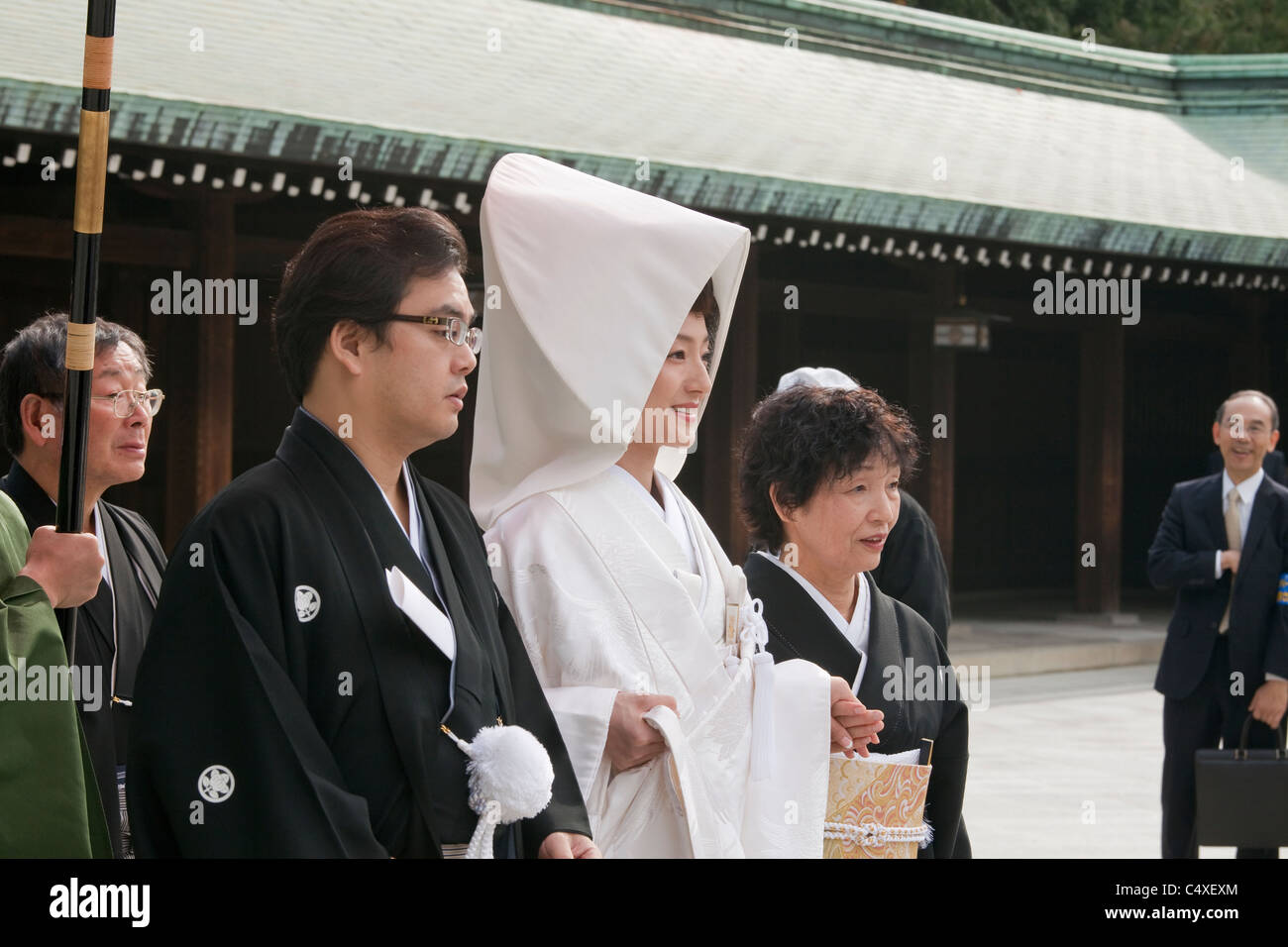 Braut, Bräutigam und andere Hochzeit Party-Mitglieder und Zuschauer bei Meiji-Jingu Schrein, Shibuya, Tokyo, Japan, Asien. Stockfoto